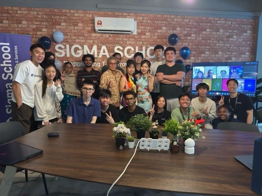 Sigmaschool cohort celebrating with balloons at the studio