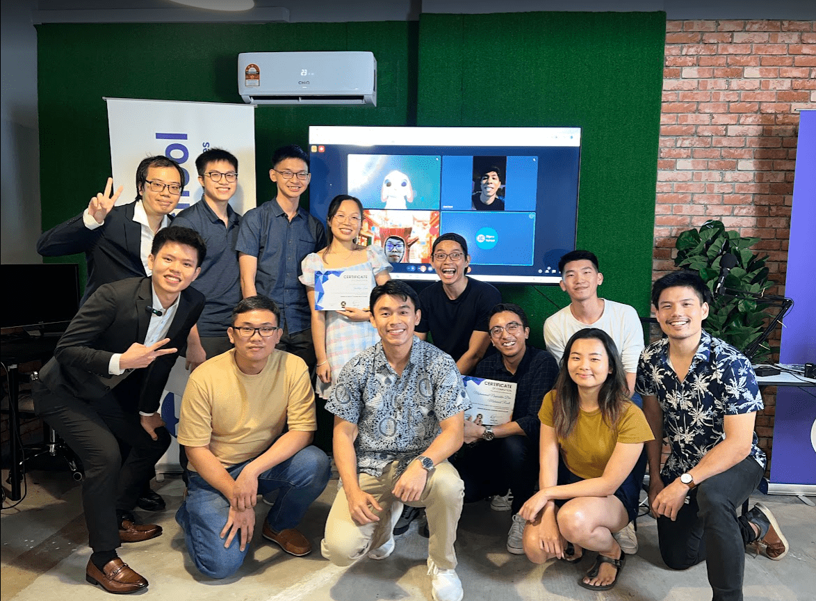 Group of students smiling together in a classroom setting, showcasing the strong sense of community at Sigma School, where collaboration and peer support are key elements of the learning experience